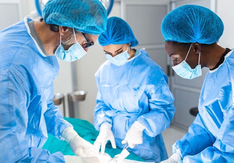 Imagem de médicos em um procedimento cirúrgico