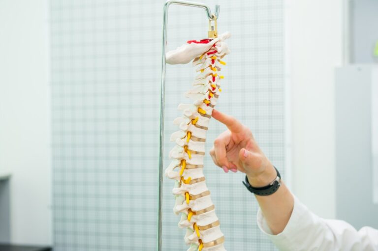Imagem de um médico mostrando um exemplo de coluna com desvio