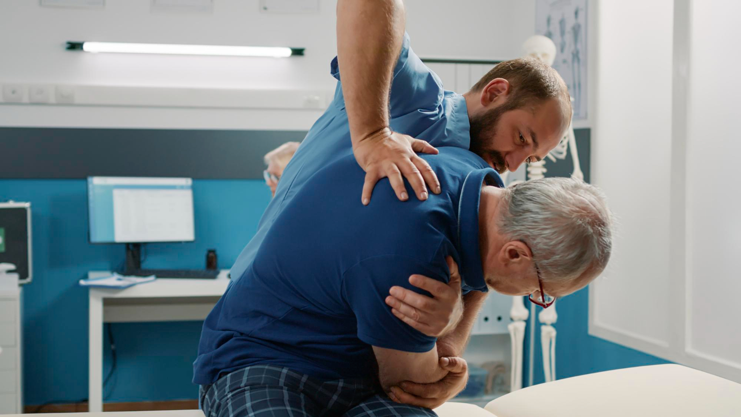 profissional ajudando paciente com descompressão da coluna