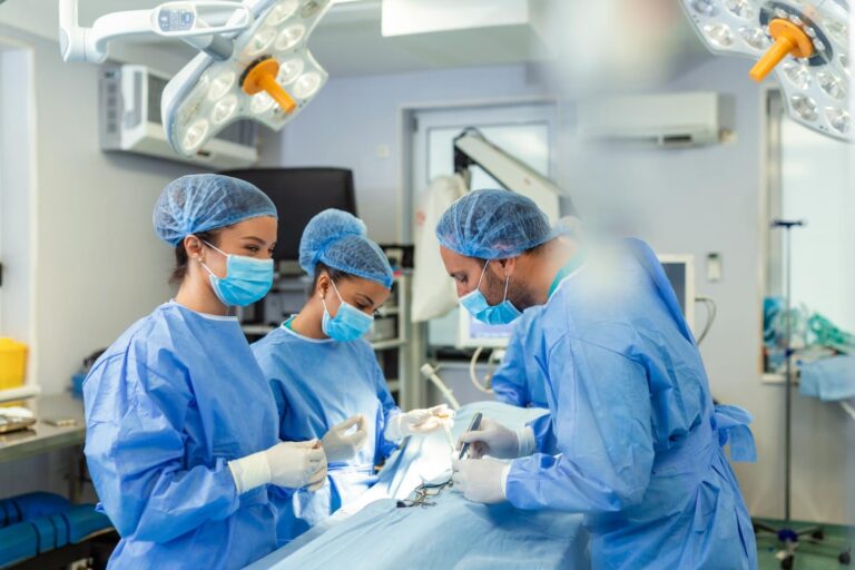 imagem de Equipe cirúrgica concentrada operando um paciente em uma sala de operações