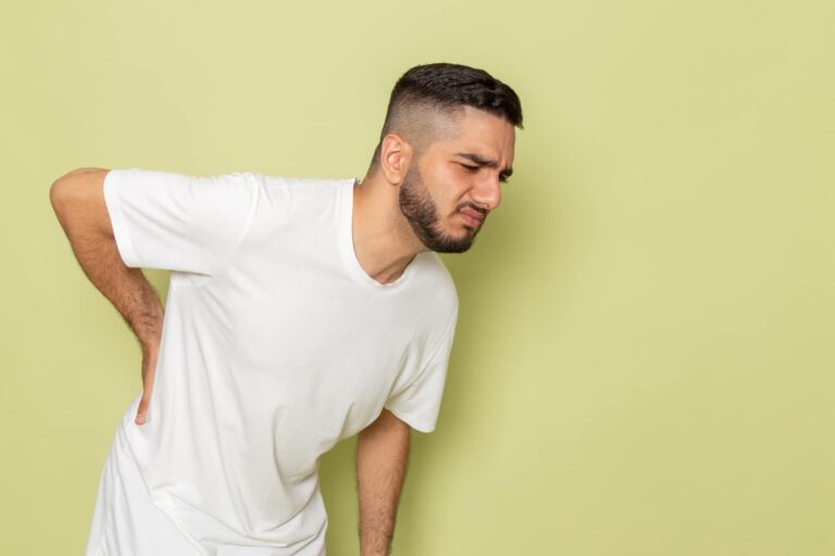 imagem de um homem com a mão na lombar com dor