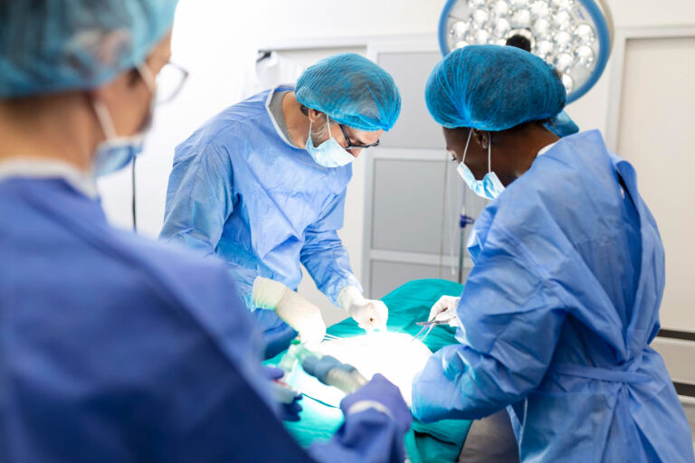imagem de uma equipe médica realizando o procedimento de infiltração na coluna