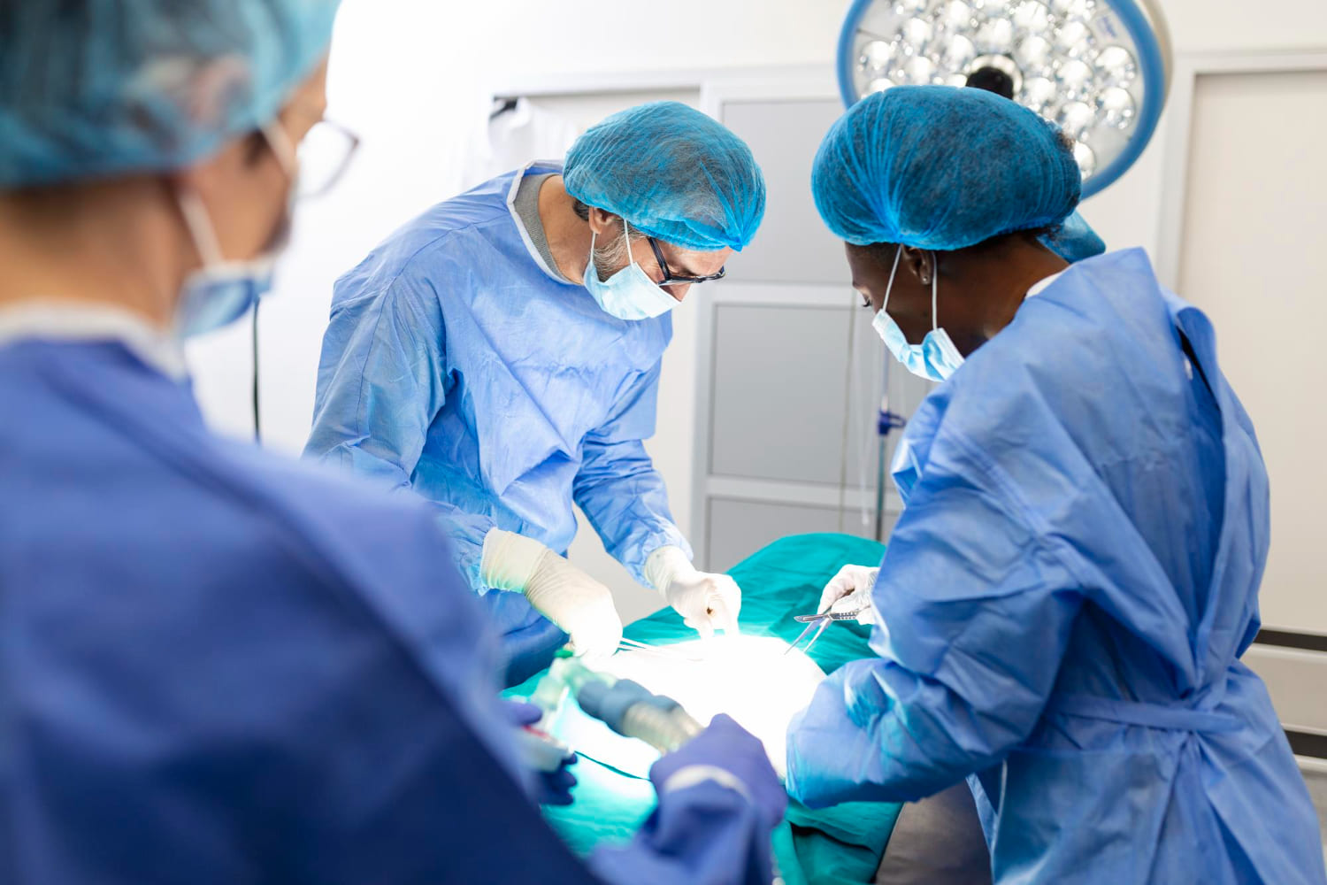 imagem de uma equipe médica realizando o procedimento de infiltração na coluna