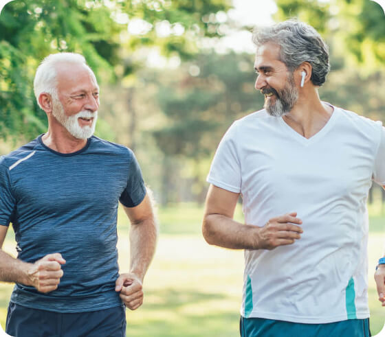 Imagem dois homens de idade avançada fazendo exercício no parque
