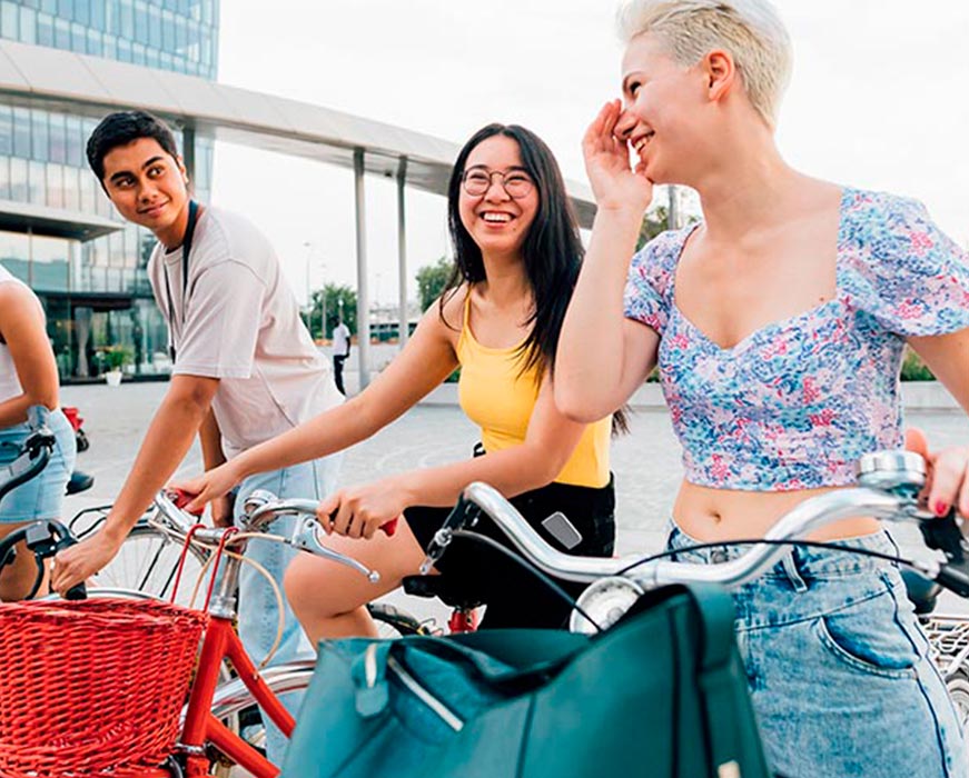 Imagem de pessoas sorrindo e andando de bicicleta