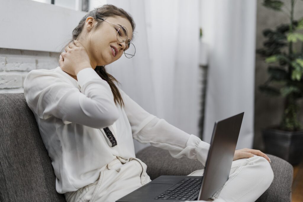 A imagem mostra uma pessoa que está com dor na coluna cervical.