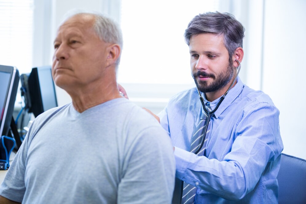 A imagem mostra um especialista vendo as costas de um homem.