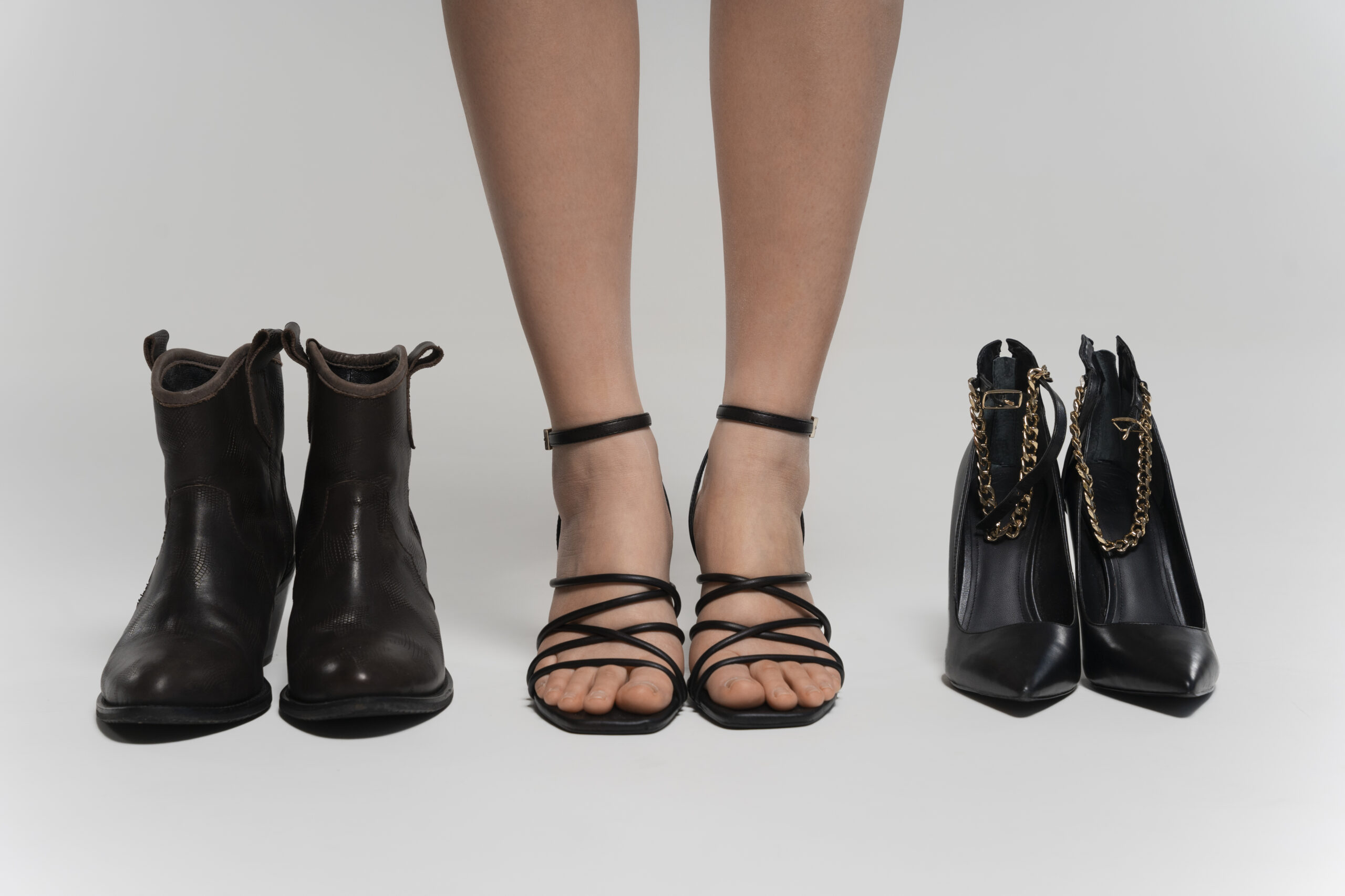 A imagem mostra um exemplo da diferença de sapatos.